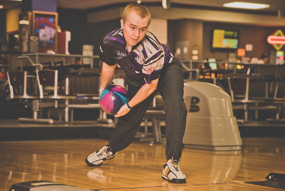 Holt bowling