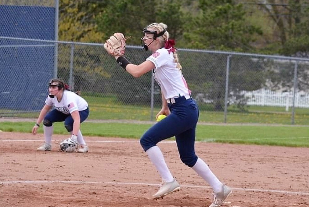 Gracie Maloney makes her move toward the plate. 