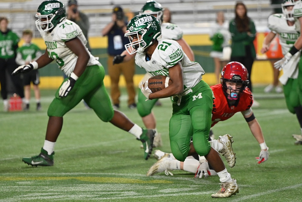 Mendon’s Jack McCaw (21) eludes a tackle during the 8-Player Division 2 Final in November at Northern Michigan University.