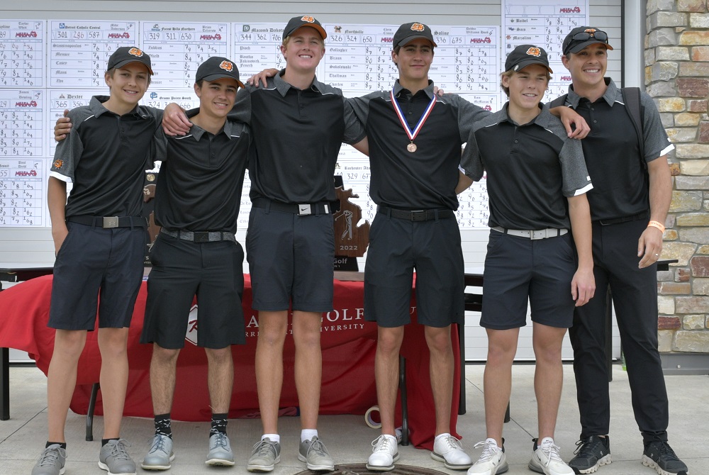 Brighton takes a team photo after finishing third at last season’s LPD1 Final, and all five golfers are back this season including hockey players Levi Pennala (second from left) and Winston Lerch (second from right.) 