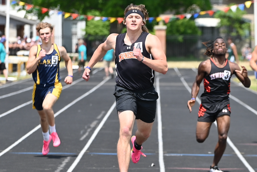 Munising's Micaiah Peramaki, center, wins the 400 on Saturday.