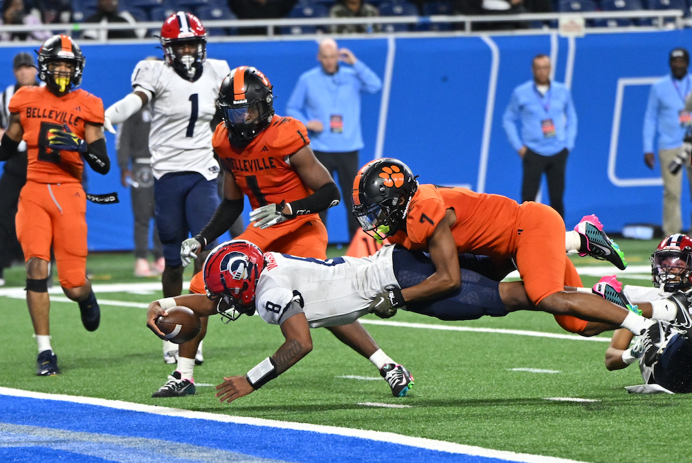 Southfield A&T quarterback Isaiah Marshall stretches for the game-winning touchdown during Sunday’s Division 1 Final.