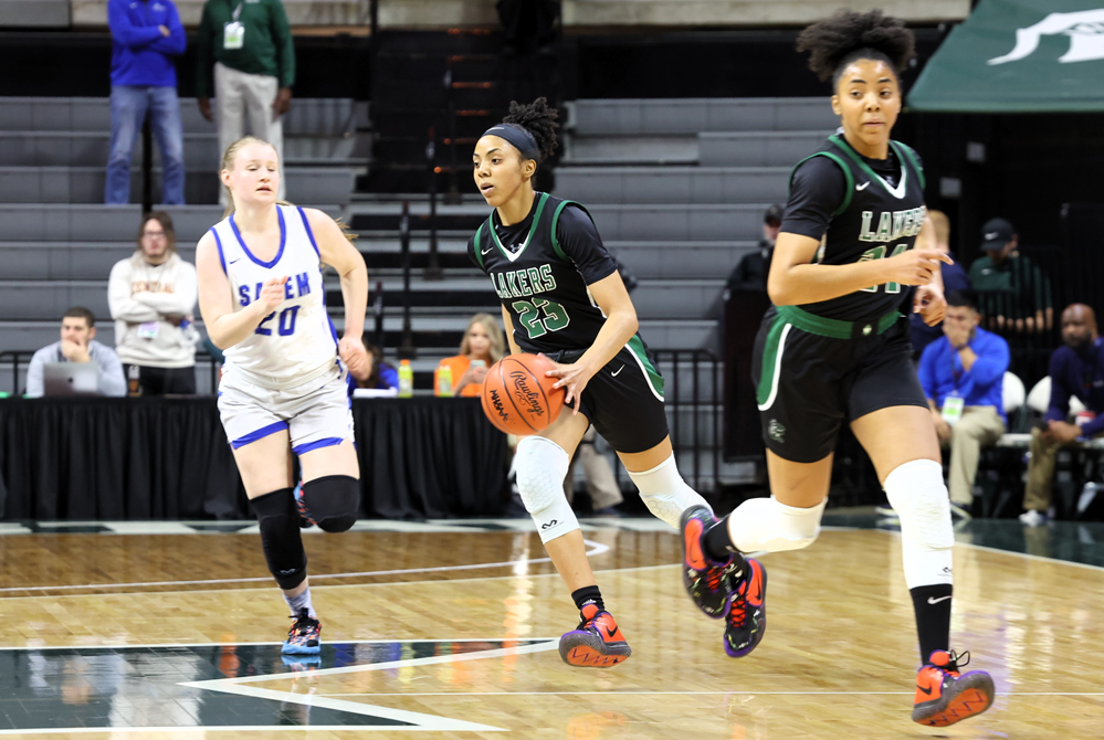 West Bloomfield’s Summer Davis (23) brings the ball up the court during last season’s Division 1 Semifinal win over Salem, with sister Indya Davis (24) leading the way. 