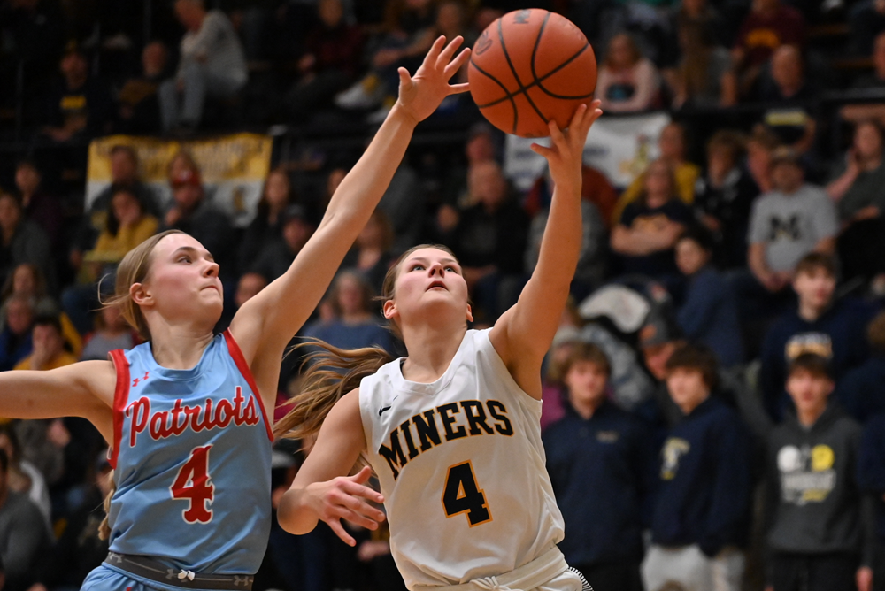 Callie Rajala de Negaunee intenta disparar mientras es defendida por Lexi Olson de Ishpeming Westwood durante la victoria de los Mineros por 65-33 el 21 de diciembre.