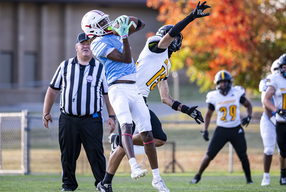 A Lansing Everett receiver pulls in a pass during the Vikings' Week 4 32-0 win over Lansing Waverly. 