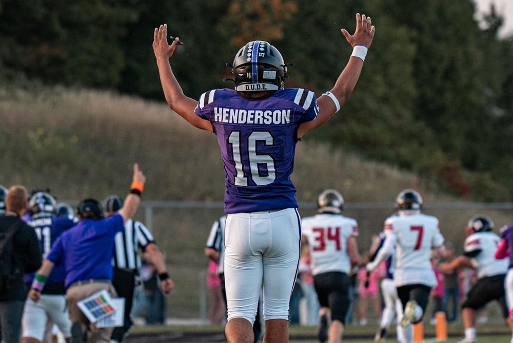 Jaylin Henderson celebrates a Shelby touchdown during the Tigers' 28-18 win over rival Hart in Week 3.