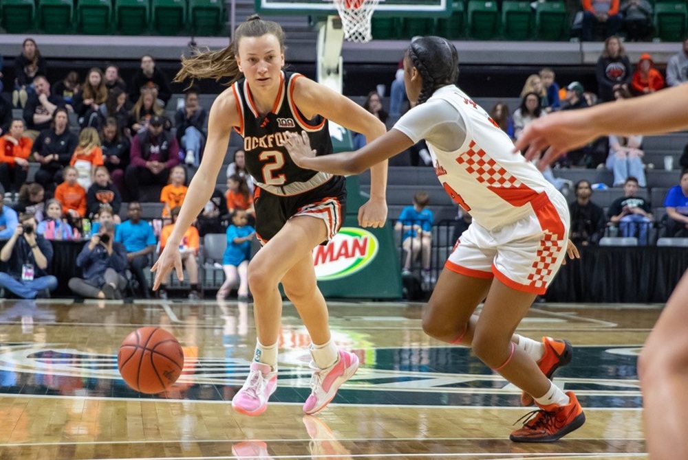 Rockford's Anna Wypych (2) makes a move toward the lane during last season's Division 1 championship game. 