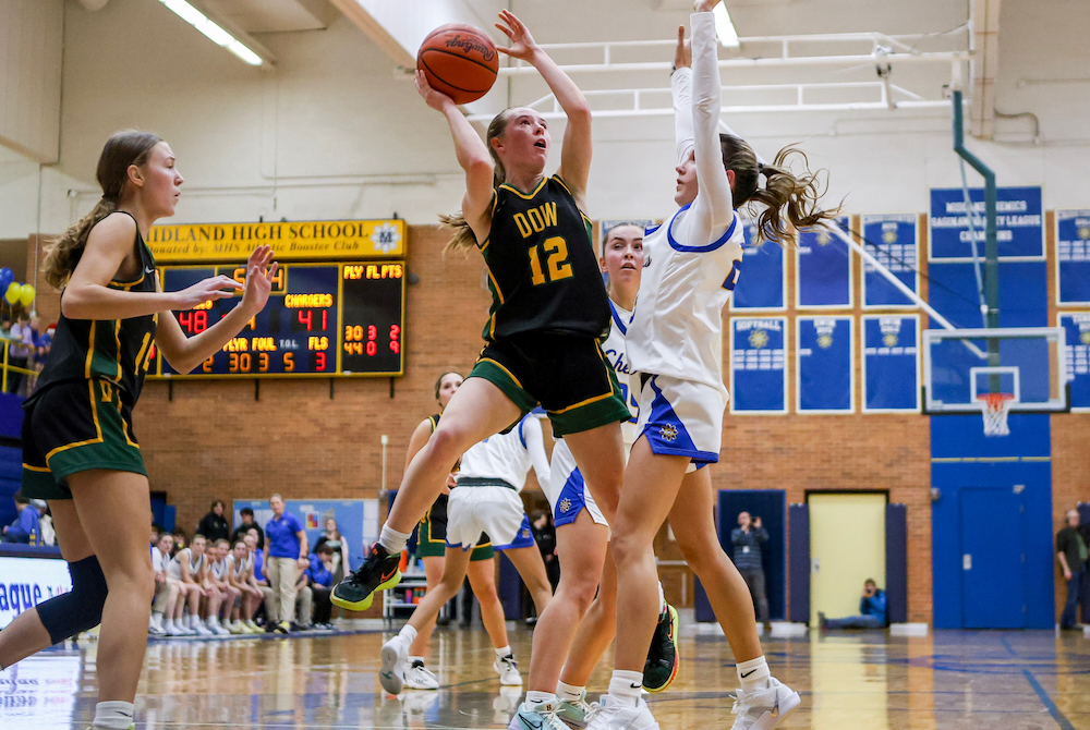 Melanie Kolnitys drives to the basket.