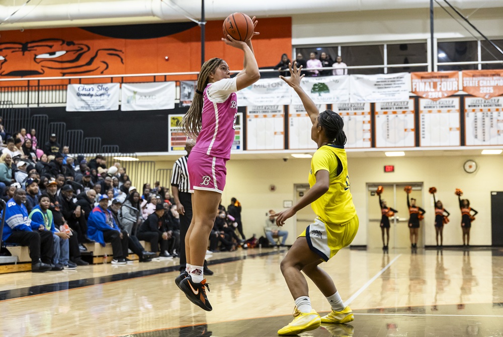 Belleville’s Sydney Savoury (21) pulls up for a shot during her team’s 56-54 win over Wayne Memorial.