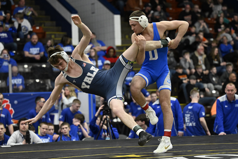 Dundee’s Stone Redmon, right, gets control of Austin Rhodes’ leg during their match at 150 pounds Saturday.