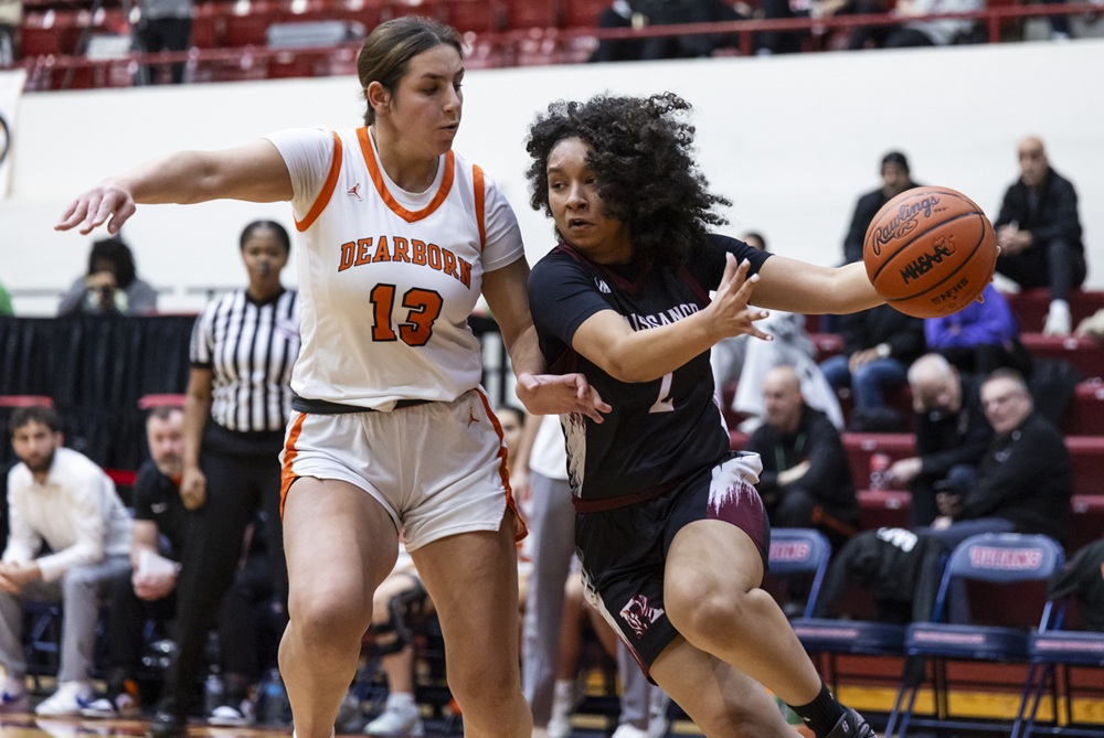 Detroit Renaissance’s Zahra Richardson (2) drives into the lane during Tuesday’s Quarterfinal win over Dearborn. 
