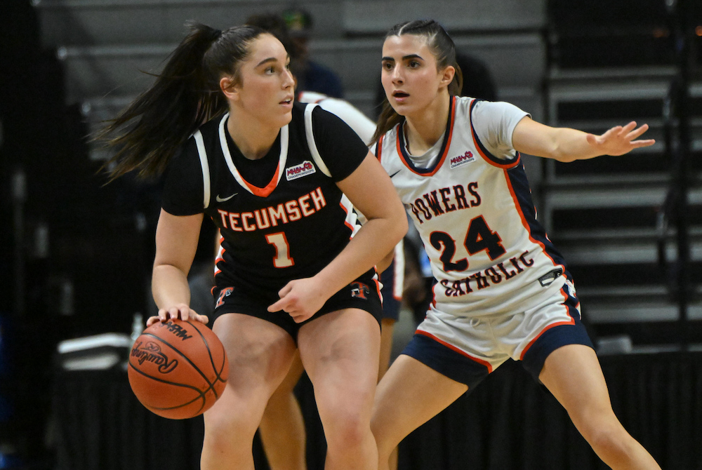 Tecumseh’s Delaney Brown (1) looks to pass while Flint Powers’ Haleena Abueita defends. 