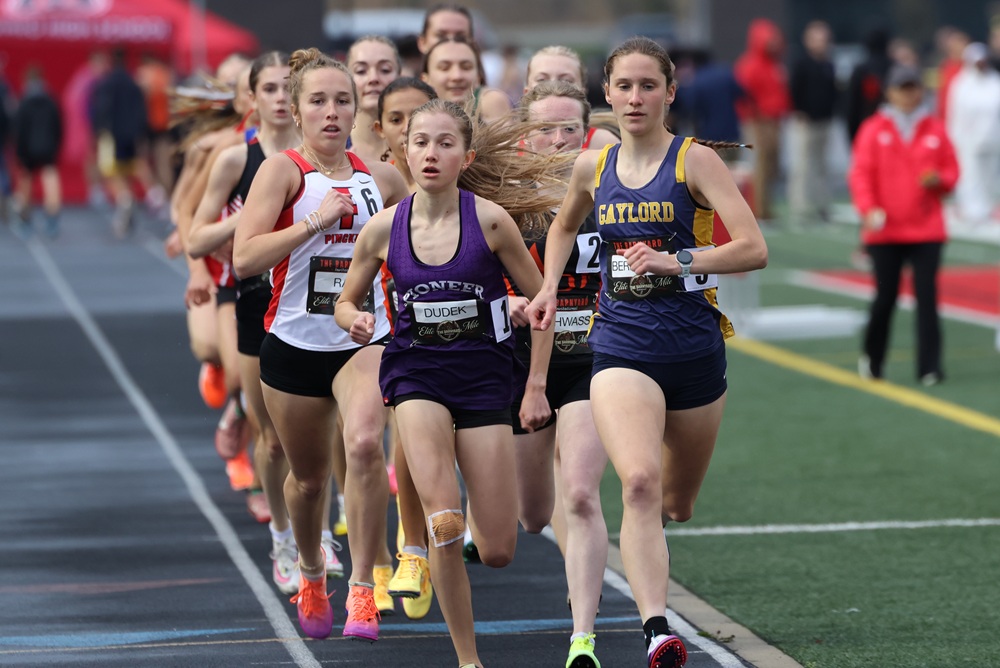 Ann Arbor Pioneer’s Natasza Dudek, front left, and Gaylord’s Kate Berkshire take the early lead in the Diamond 1,600 at Romeo’s Barnyard Invitational this season.