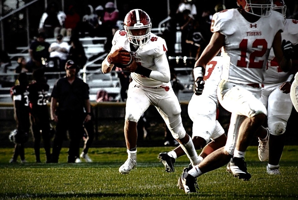 Gobles’ Case Lord follows his blockers during a carry last season.