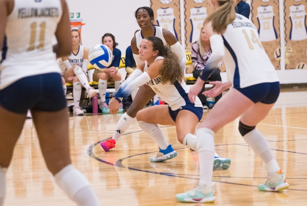 Detroit Country Day’s Sienna Musachio (14) gets positioned to play the ball during her team’s sweep of Macomb L’Anse Creuse North on Monday.