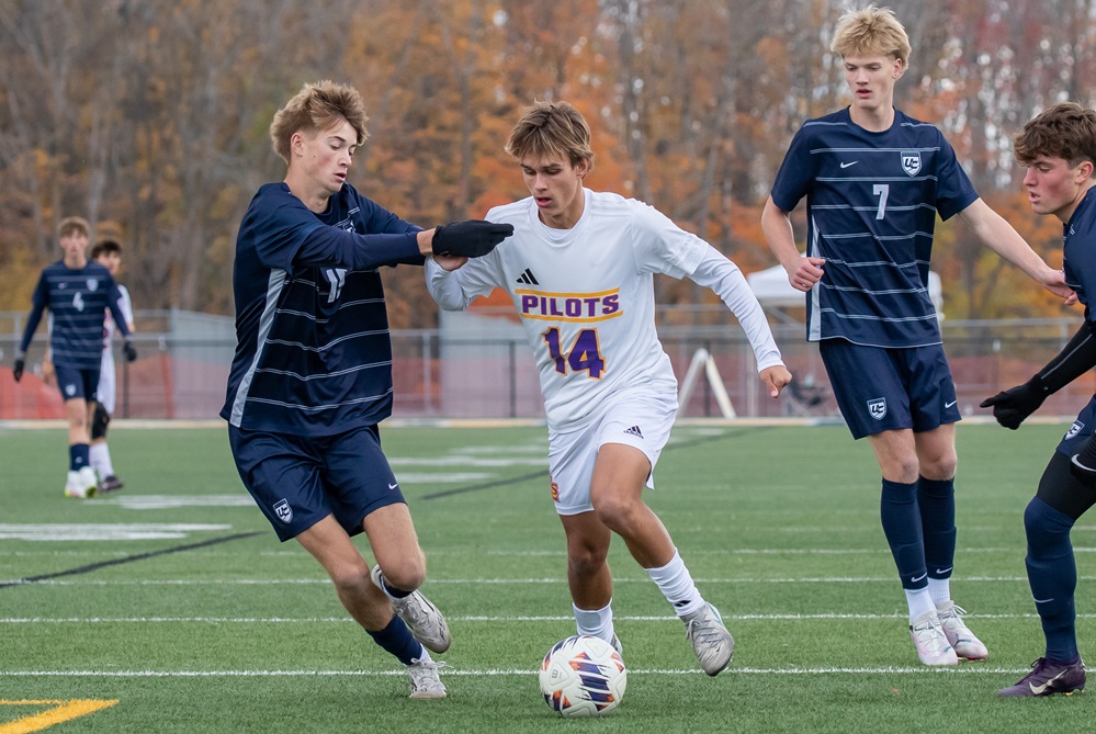 De La Salle’s Andrew Corder (14) makes a break toward the goal during last season’s Division 2 championship win over Hudsonville Unity Christian. 