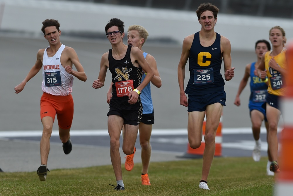  L’Anse Creuse North’s Xavier Solgot runs with a pack toward the finish of last season’s Lower Peninsula Division 1 Final at Michigan International Speedway.