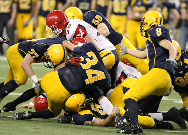 Pioneers converge on an Orchard Lake St. Mary’s ball carrier during the 2007 five-overtime title decider. 