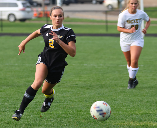 Taylor Leonard leads the Comets’ charge upfield. 