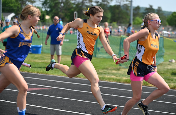 Negaunne's Olivia Lunseth hands off to Ellie Sundberg in the 800 relay.