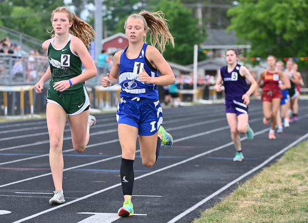 Manistique's Leah Goudreau, left, and Ishpeming's Lola Korpi run the first lap of the 800.
