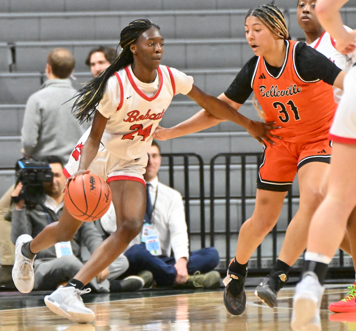 Malaya Brown (24) looks to get to the lane with Belleville’s Sydney Savoury (31) defending.