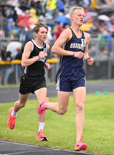 Chassell's Kalvin Kytta and Cedarville/DeTour's Ethan Snyder lead the pack of 1,600 runners. 