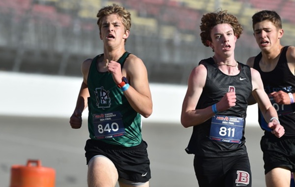 Evan Olson (840) works to outpace a pair of runners during the closing stretch of his Finals race.