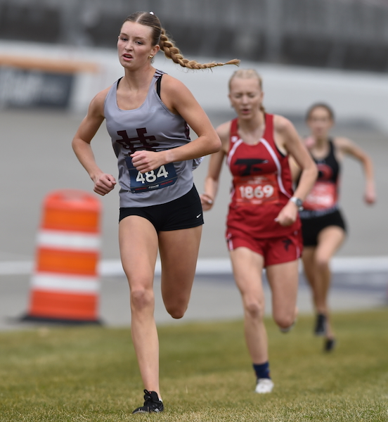 Holland Christian’s Avery Engbers (484) leads a pack during the closing stretch. 