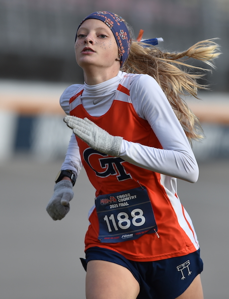 Gobles’ Libby Smith travels the closing stretch.