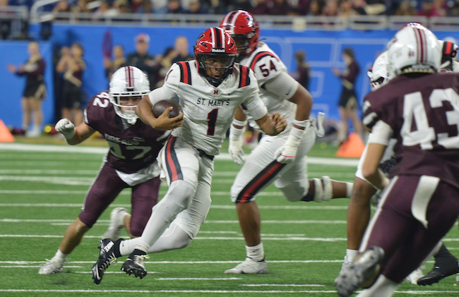 The Eaglets’ Jabin Gonzales (1) bursts into the open. 