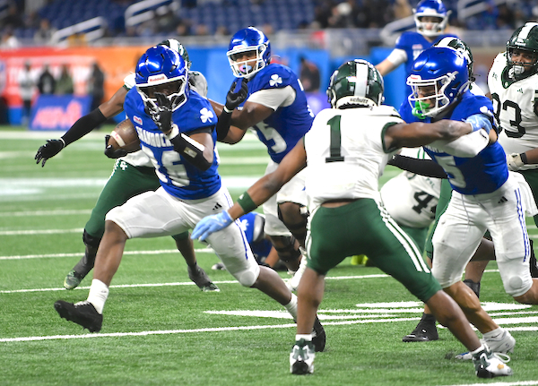 Cedric Williams (26) picks his path as Gash blocks in front of him.