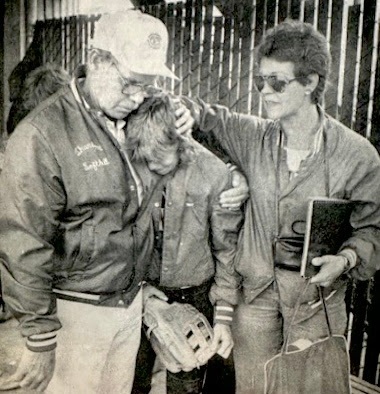 Ron Lectka, far left, comforts his daughter Tracy after her team’s 1985 title game loss. 