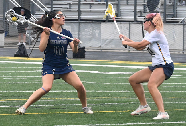 The Yellowjackets’ Adriana Zuk (10) winds up to take a shot.