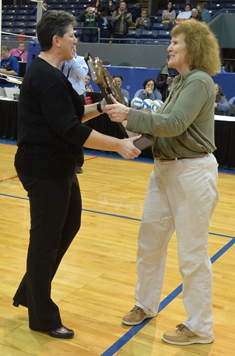 Wroubel, right, accepts the 2021 Division 2 championship trophy from Vicky Groat.