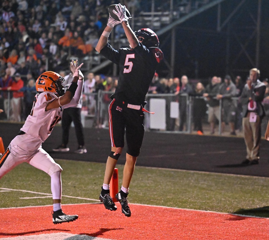 Marquette’s Brody Clements (5) hauls in a touchdown catch during his team’s win over Escanaba.