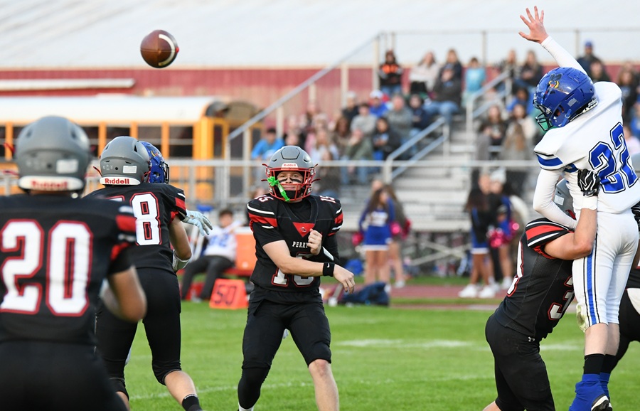 Perry quarterback Tyger Whitbeck (15) fires a pass during his team’s 54-10 win over Bath. 