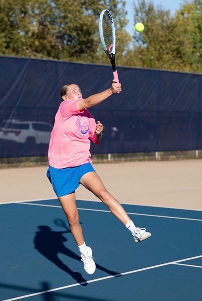 Kingsford’s Aubrie Moore returns a volley at No. 1 singles. 
