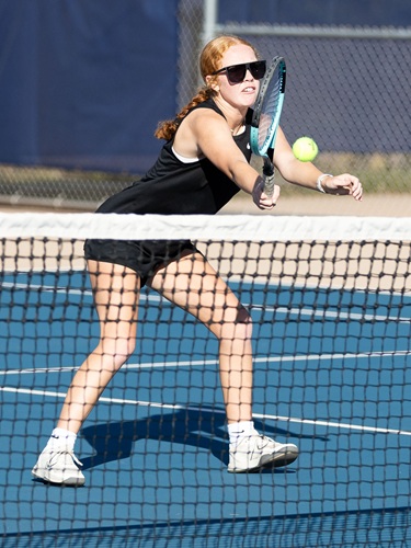 Marquette’s Charlotte Thomsen reaches out to return a shot.