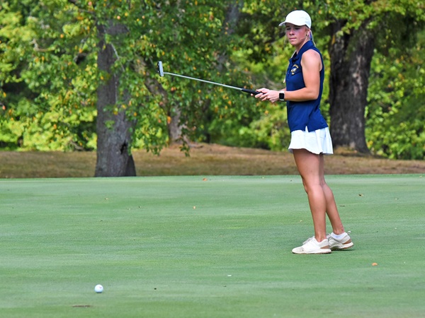 Rohrhoff watches a putt on its way to the hole.